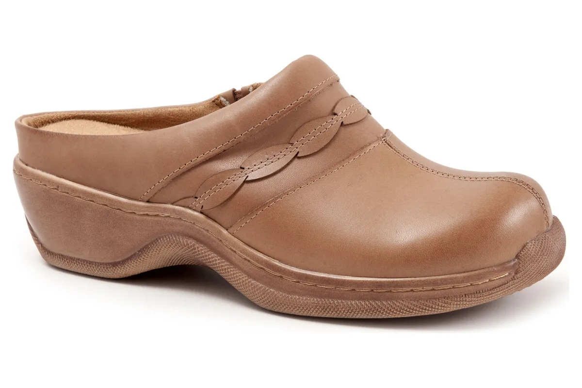 Softwalk Amber-Women Wide | Clogs