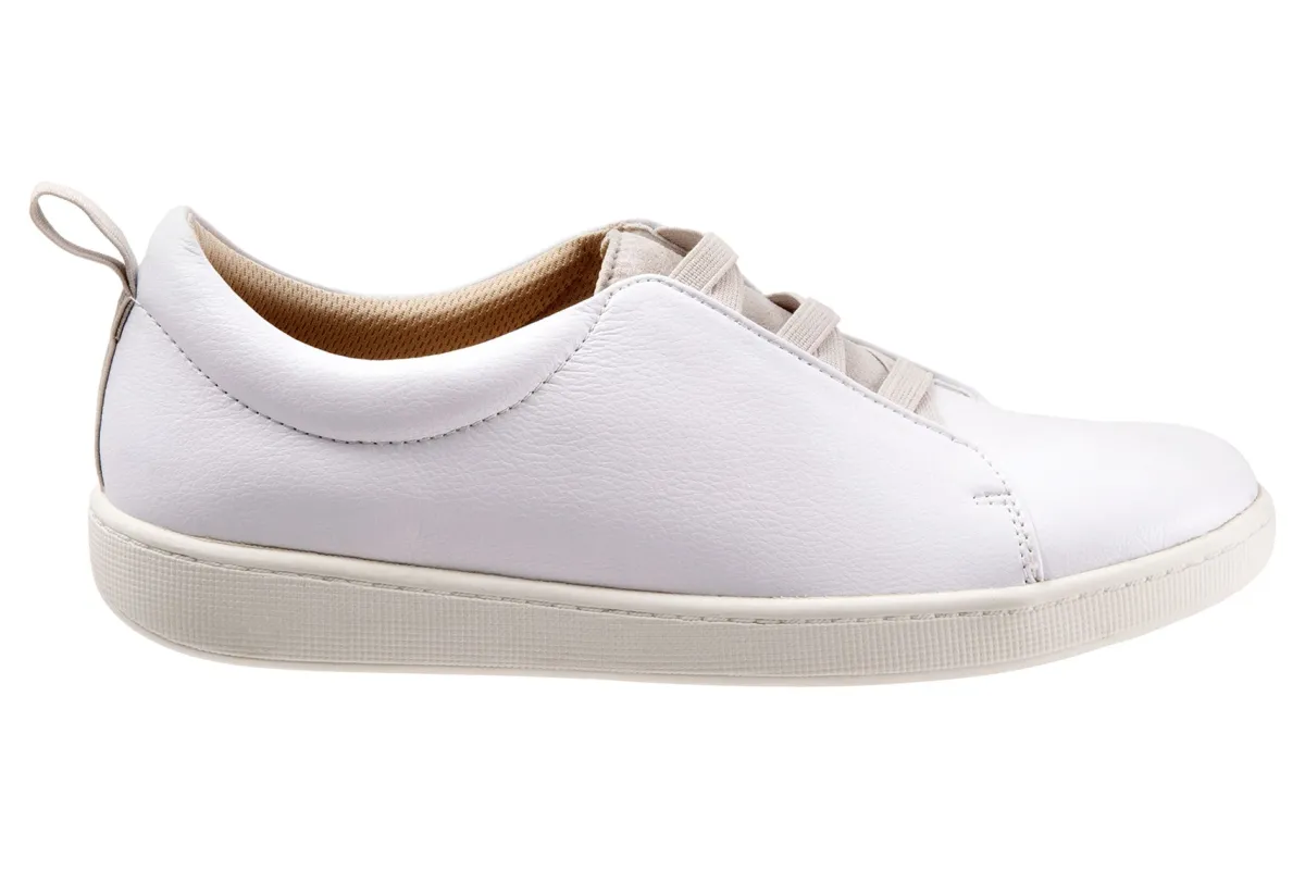 Trotters Avrille-Women Wide | Casual Shoes