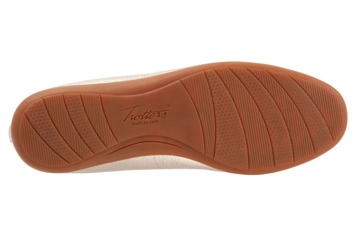 Trotters Dellis-Women Standard | Wide