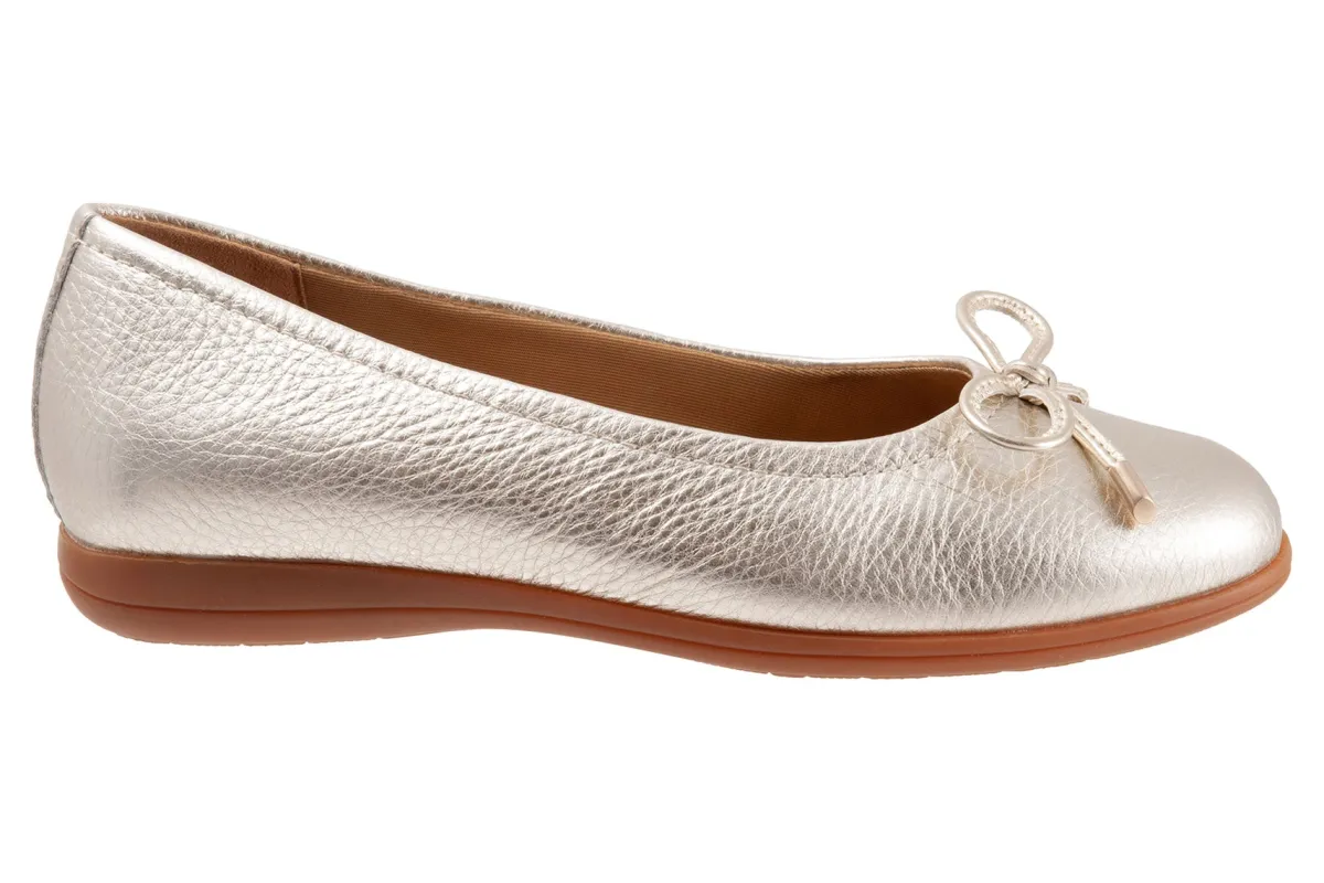 Trotters Dellis-Women Standard | Wide