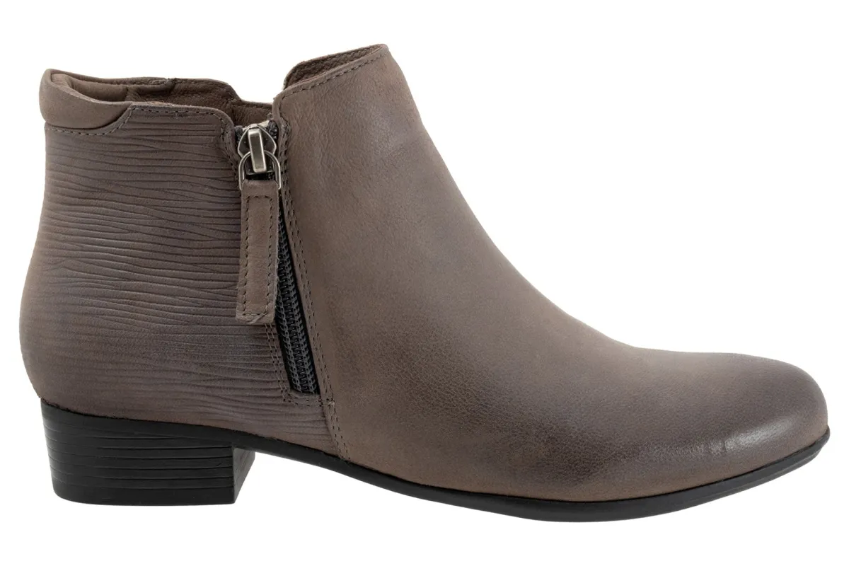 Trotters Major Embossed-Women Wide | Standard
