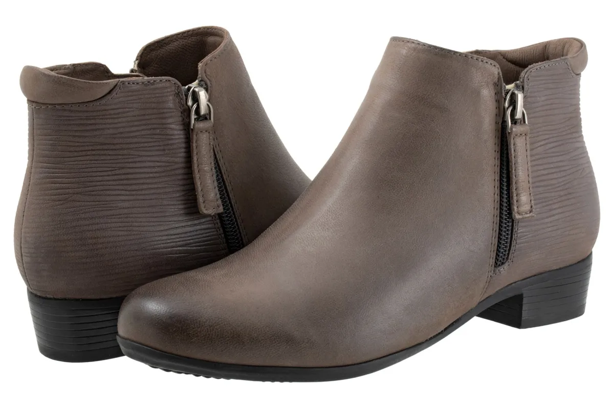 Trotters Major Embossed-Women Wide | Standard